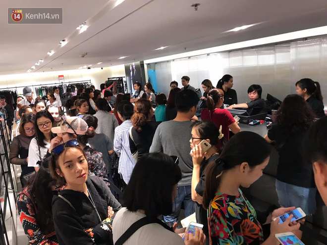 Zara Sài Gòn và Hà Nội đông nghịt, dân tình xếp hàng dài ngay ngày đầu tiên giảm giá